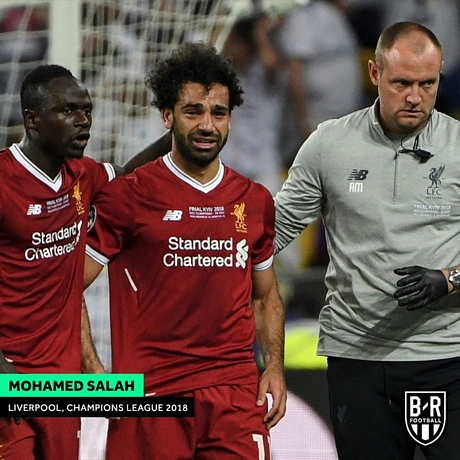 Mohamed Salah dính chấn thương và phải rời sân bất đắc dĩ trong trận chung kết Champions League 2018.