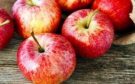 Một quả táo tuy chứa ít calo, song lại giàu quertecin - chất chống oxy hóa giúp phòng ngừa quá trình thoái hóa tế bào não dẫn đến bệnh Alzheimer.