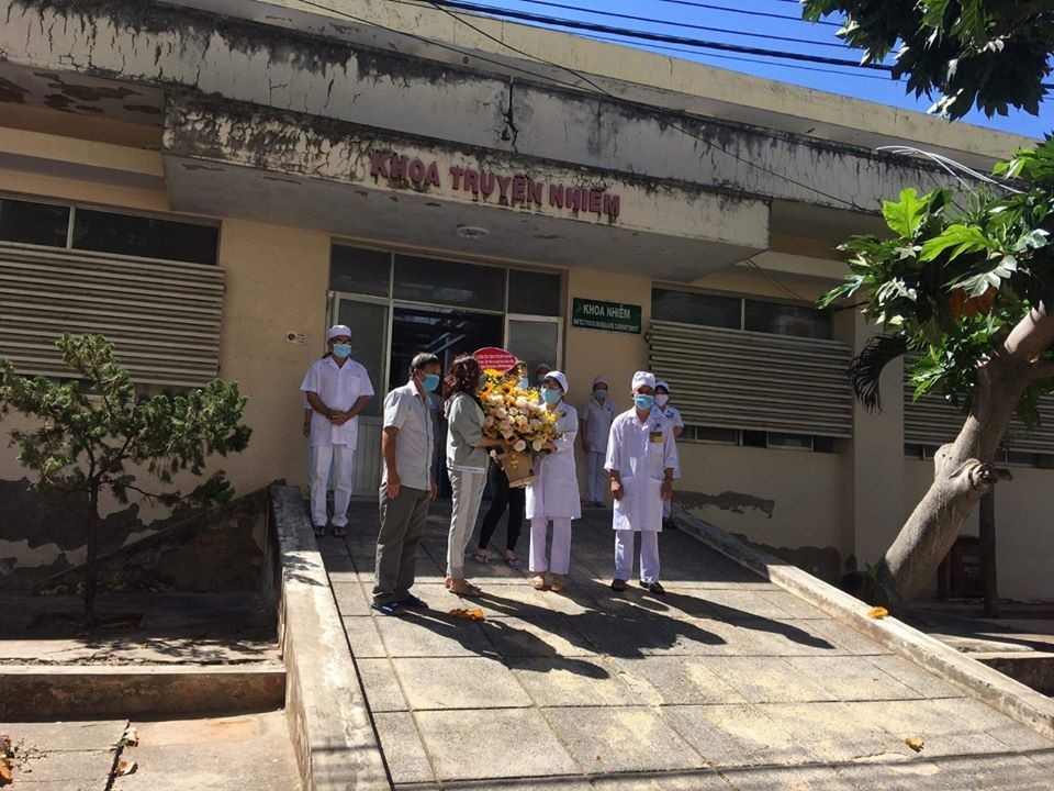 Các bệnh nhân được công bố khỏi bệnh tặng hoa cảm ơn tập thể các bác sĩ Khoa Truyền nhiễm, tại Bệnh viện Đa khoa tỉnh Bình Thuận. Ảnh: BYTCC.