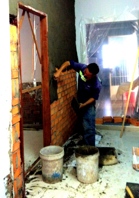 Anh Lê Văn Phúc đang làm việc tại công trình.