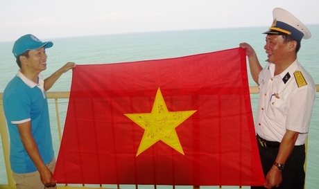 Kỹ sư Trần Vũ Thành (bên trái) luôn cháy bỏng tình yêu biển, đảo quê hương.