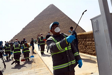 Nhân viên phun thuốc khử trùng để ngăn chặn sự lay lan của COVID-19 tại Cairo, Ai Cập, ngày 25/3/2020. Ảnh: THX/ TTXVN