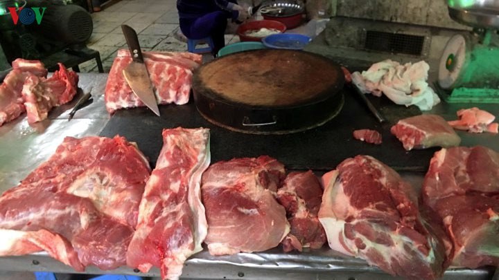 Giá thịt lợn tại các chợ dân sinh ở Hà Nội vẫn dao động trong khoảng 110.000 – 170.000 đồng/kg.