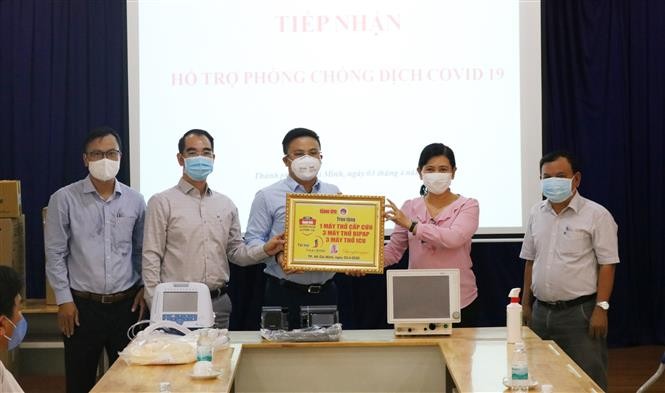  Ban tổ chức chương trình “Cùng tuổi trẻ chống dịch COVID-19” trao tặng khẩu trang y tế và các phương tiện phòng dịch cho đại diện Sở Y tế TP Hồ Chí Minh. Ảnh: Đinh Hằng/TTXVN.