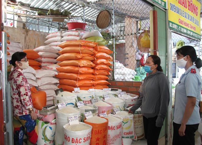 Lực lượng chức năng kiểm tra, nắm tình hình thị trường và giá hàng hóa tại chợ Tam Bình, huyện Tam Bình (Vĩnh Long). Ảnh: Lê Thúy Hằng/TTXVN.