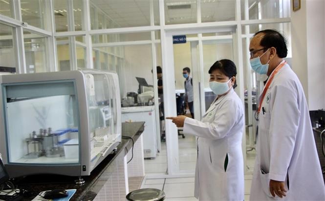 Phòng Xét nghiệm sinh học phân tử của Bệnh viện Đa khoa trung tâm An Giang được trang bị nhiều máy móc thiết bị hiện đại với tổng kinh phí đầu tư khoảng 5 tỷ đồng. Ảnh: Thanh Sang/TTXVN.