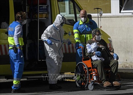 Nhân viên y tế chuyển bệnh nhân nhiễm COVID-19 tại bệnh viện Octubre, Tây Ban Nha ngày 2/4/2020. Ảnh: AFP/TTXVN