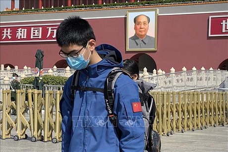 Mặc niệm trong lễ quốc tang tưởng nhớ các liệt sĩ và bệnh nhân tử vong vì đại dịch COVID-19 ở thủ đô Bắc Kinh, Trung Quốc ngày 4/4. Ảnh: AFP/TTXVN