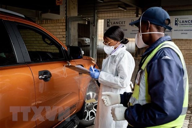 Nhân viên y tế làm nhiệm vụ tại một trạm xét nghiệm COVID-19 ở Johannesburg, Nam Phi ngày 2/4/2020. (Ảnh: THX/TTXVN)