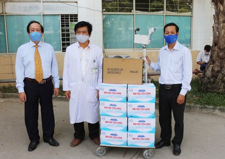 Ths. Nguyễn Cao Đạt- Phó Hiệu trưởng Trường ĐH Cửu Long (thứ nhất bên trái sang) tặng quà tại Bệnh viện Đa khoa tỉnh Vĩnh Long.
