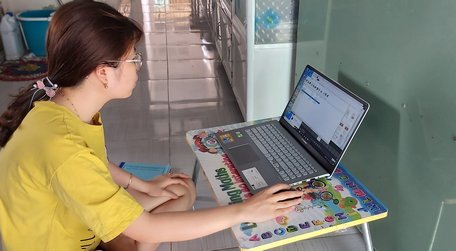 Sinh viên Trường ĐH Sư phạm kỹ thuật Vĩnh Long học trực tuyến tại nhà.
