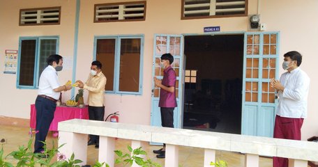 Lãnh đạo Trường ĐH Cửu Long lì xì lưu học sinh Lào, Campuchia nhân tết cổ truyền.