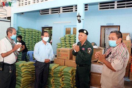 Ông Pan Thanak - Trưởng công an phường Boeng Prolit thay mặt chính quyền cảm ơn Chính phủ và nhân dân Việt Nam đã giúp đỡ phòng chống Covid-19.