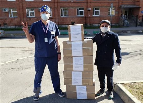Đại diện cộng đồng người Việt Nam ở St. Petersburg chuyển tất y tế chuyên dụng tặng Bệnh viện. (Ảnh: TTXVN phát)
