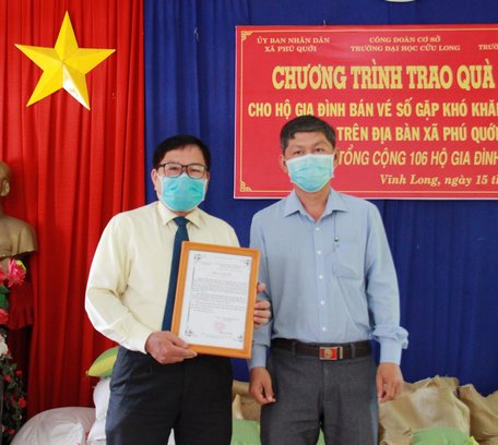 Lãnh đạo xã Phú Quới trao thư cảm ơn cho CĐCS Trường ĐH Cửu Long.