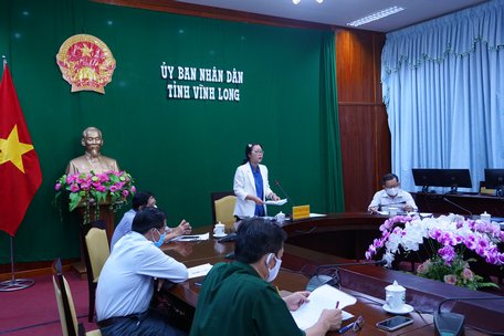 Bà Nguyễn Thị Quyên Thanh- Phó chủ tịch UBND tỉnh Vĩnh Long đóng góp dự thảo chỉ thị về thực hiện các biện pháp phòng chống dịch COVID-19 trong tình hình mới tại hội nghị.