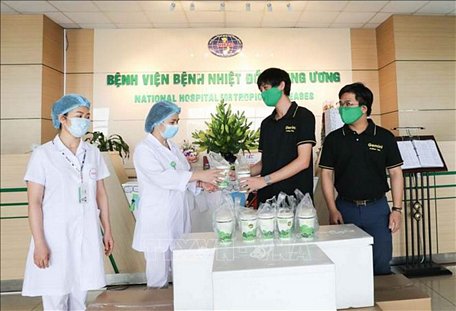 Đại diện Công ty Gemini Coffee trao tặng đồ uống cho Bệnh viện Bệnh Nhiệt đới Trung ương cơ sở 2 (Đông Anh, Hà Nội). Ảnh: Thanh Tùng/TTXVN