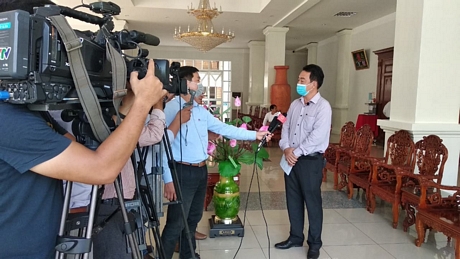 Chủ tịch UBND tỉnh- Lữ Quang Ngời trả lời phỏng vấn báo chí vào sáng 20/4/2020.