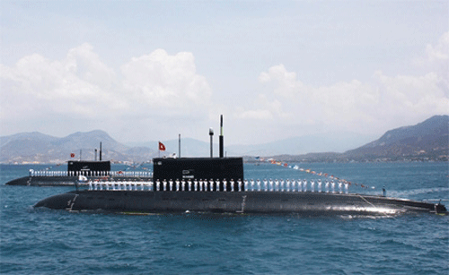 Tàu ngầm 182-Hà Nội và 183-TP.Hồ Chí Minh tham dự duyệt đội hình
