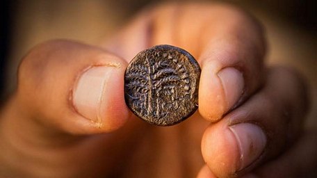 Đồng tiền cổ có niên đại 1.900 năm được phát hiện tại Jerusalem. (Nguồn: City of David Archive)