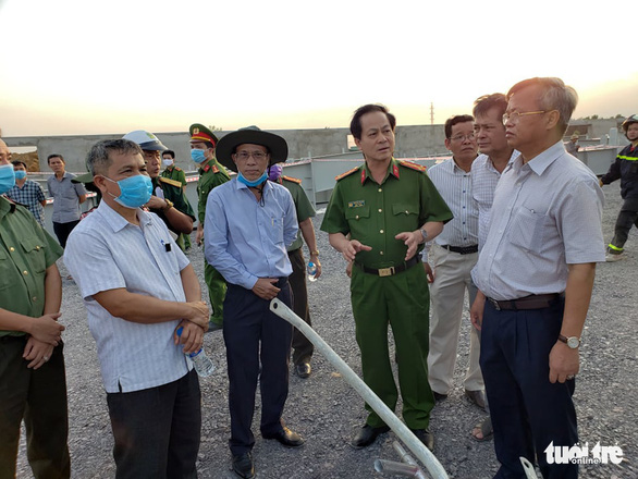 Chủ tịch UBND tỉnh Đồng Nai Cao Tiến Dũng (phải) và đại tá Nguyễn Văn Kim, phó giám đốc Công an tỉnh - thủ trưởng CQĐT, đến hiện trường chỉ đạo công tác cứu nạn - Ảnh: A Lộc