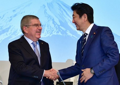 Chủ tịch IOC Thomas Bach và Thủ tướng Nhật Bản Shinzo Abe.Ảnh: Olympic