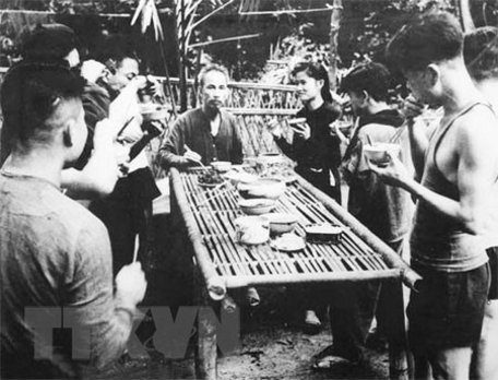 Bác Hồ trong một bữa cơm cùng đồng bào, chiến sỹ tại chiến khu Việt Bắc. (Ảnh: Tư liệu/TTXVN)