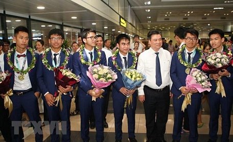 Với thành tích 2 vàng, 4 bạc, đoàn Việt Nam xếp thứ 7 trong số 110 quốc gia, vùng lãnh thổ dự thi Olympic Toán học năm 2019. Ảnh: Thanh Tùng/TTXVN