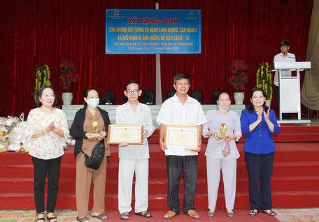 Hội Nạn nhân chất độc da cam/dioxin, người khuyết tật và bảo trợ xã hội tỉnh Vĩnh Long trao thư cảm ơn cho các nhà hảo tâm.