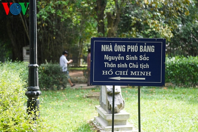 Biển chỉ dẫn vào nhà cụ Phó bảng Nguyễn Sinh Sắc tại khu di tích Kim Liên, Nam Đàn, Nghệ An.