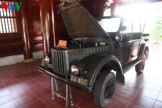 Ngôi nhà Chủ tịch Hồ Chí Minh sống thời niên thiếu nằm trong Khu di tích quốc gia đặc biệt Kim Liên. Nơi đây trưng bày nhiều hiện vật có giá trị gắn liền với quê hương, gia đình, thời niên thiếu và hai lần Bác về thăm quê. Trong ảnh là chiếc xe đưa đón Bác về thăm quê lần thứ nhất, ngày 16/6/1957.