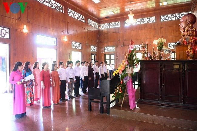 Năm nay, nhân kỷ niệm 130 năm ngày sinh của Chủ tịch Hồ Chí Minh, Khu di tích quốc gia đặc biệt Kim Liên đã đón nhiều đoàn khách đến dâng hương và thăm quan.