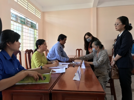 Phó Chủ tịch UBND tỉnh- Nguyễn Thị Quyên Thanh kiểm tra công tác chi trả kinh phí hỗ trợ cho các đối tượng bị ảnh hưởng COVID-19.