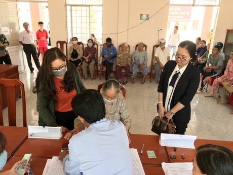 Phó Chủ tịch UBND tỉnh- Nguyễn Thị Quyên Thanh (bên phải) trực tiếp kiểm tra công tác chi trả và thăm hỏi người dân bị ảnh hưởng bởi dịch COVID-19 đến nhận hỗ trợ tại xã Long Phước.