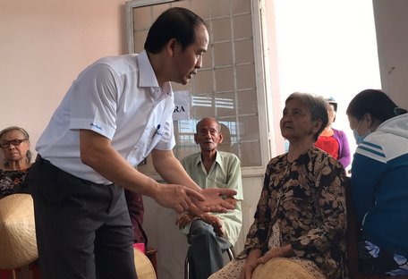 Đoàn công tác Cục Bảo trợ xã hội kiểm tra việc chi trả hỗ trợ cho người gặp khó khăn ở xã Long Phước (Long Hồ).