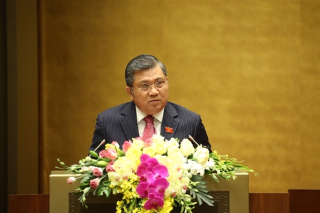 Chủ nhiệm Ủy ban Đối ngoại Nguyễn Văn Giầu trình bày báo cáo trước Quốc hội. Ảnh VGP