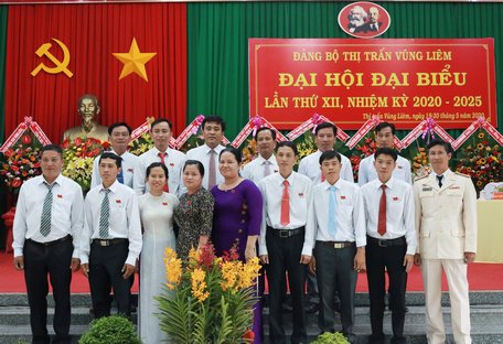 BCH Đảng bộ thị trấn Vũng Liêm nhiệm kỳ mới ra mắt đại hội.