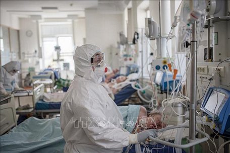 Nhân viên y tế chăm sóc bệnh nhân nhiễm COVID-19 tại bệnh viện ở Moskva, Nga, ngày 4/5/2020. Ảnh: THX/TTXVN