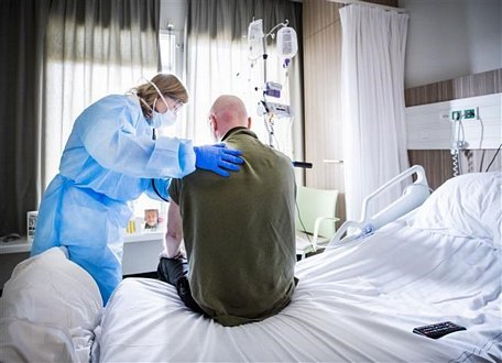  Nhân viên y tế chăm sóc bệnh nhân COVID-19 tại bệnh viện ở Hague, Hà Lan, ngày 4/4/2020. (Nguồn: AFP/TTXVN)