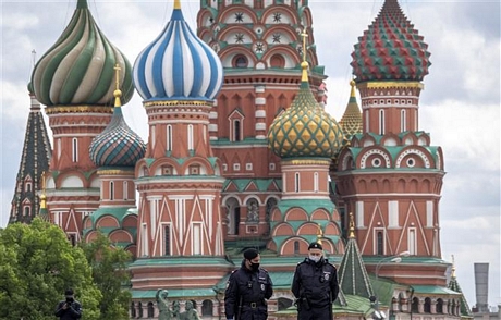 Cảnh sát Nga tuần tra trên Quảng trường Đỏ ở thủ đô Moskva, Nga. Ảnh: AFP/TTXVN