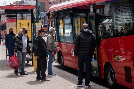 Người dân đeo khẩu trang phòng lây nhiễm COVID-19 khi đi xe buýt tại London, Anh ngày 17/5/2020. Ảnh: THX/ TTXVN