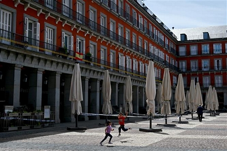 Một nhà hàng đóng cửa do dịch COVID-19 tại Madrid, Tây Ban Nha ngày 6/5/2020. Ảnh: AFP/TTXVN