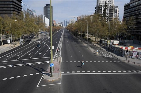 Đại lộ La Castellana ở Madrid, Tây Ban Nha vắng bóng các phương tiện giao thông do dịch COVID-19 ngày 15/3/2020. Ảnh: AFP/TTXVN