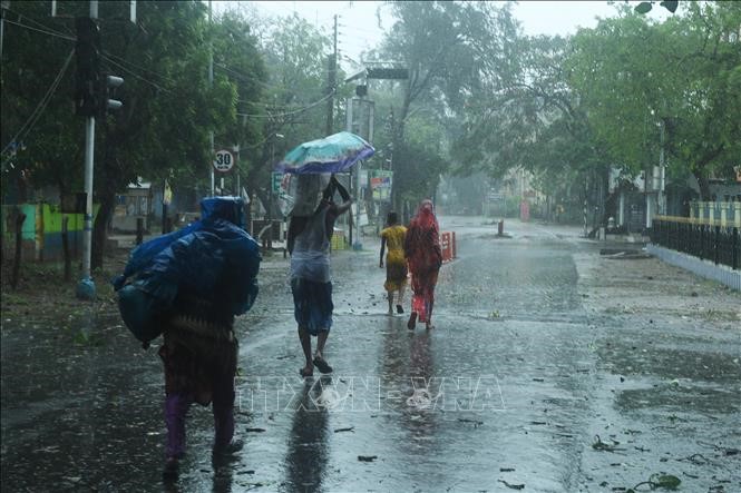 Người dân sơ tán tới nơi ở tạm để tránh bão Amphan tại Digha, Tây Bengal, Ấn Độ, ngày 18/5/2020. Ảnh: AFP/TTXVN