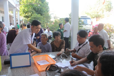 Khám, cấp thuốc miễn phí cho người dân trên địa bàn xã Nguyễn Văn Thảnh.