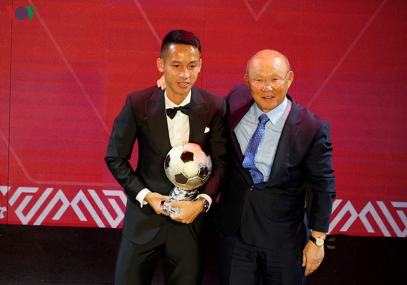 Tiền vệ Đỗ Hùng Dũng đã vượt qua đàn em Quang Hải để ẵm danh hiệu Quả bóng Vàng Việt Nam 2019.