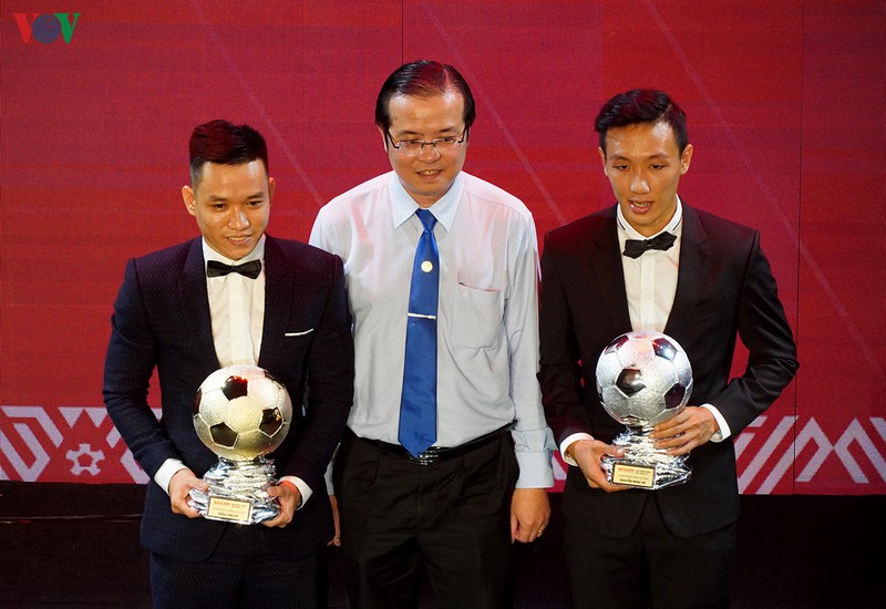 Văn Vũ nhận danh hiệu Qủa bóng Vàng futsal và Minh Trí nhận danh hiệu Quả bóng Bạc futsal.