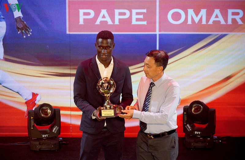 Tiền đạo Pape Omar của Hà Nội FC giành danh hiệu cầu thủ nước ngoài xuất sắc nhất.
