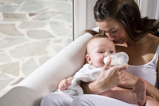 Protein trong sữa mẹ giúp bảo vệ hệ thống miễn dịch của trẻ em. Ảnh minh họa: Getty.