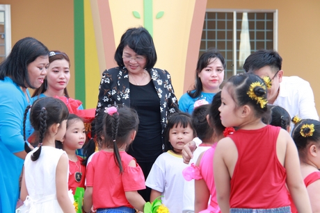 Trẻ em luôn nhận được sự bảo vệ, chăm sóc và yêu thương từ mọi người. Trong ảnh: Phó Chủ tịch nước Đặng Thị Ngọc Thịnh trong chuyến thăm Trường Mầm non Tân Hạnh (TP Vĩnh Long). 